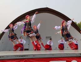 Ukrainian dancers on the band shell stage
